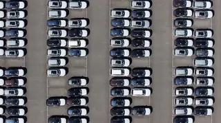 很多輛車停在停車場內。