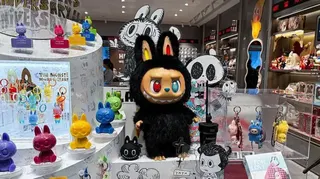 購物中心內一家泡泡瑪特門店的景象。