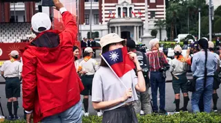 2024年中華民國國慶一名女子拿著國旗