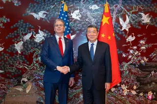 当地时间星期三（5月13日）中美两国经贸团队在韩国举行经贸磋商。图为磋商前，中国副总理何立峰（右）与美国财政部长贝森特握手。 （新华社）