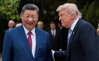 中國國家主席習近平（左）與美國總統川普（右）15日在北京中南海花園。（路透）