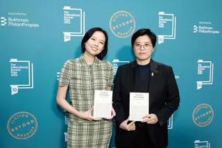 台湾作家杨双子（右）与英文版译者金翎（左）星期二（5月19日）出席在伦敦举行的国际布克奖颁奖礼，两人在红地毯上手持《台湾漫游录》合影。（法新社）