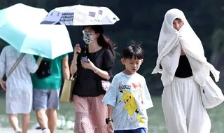 今天各地持續晴朗酷熱、紫外線強，醫師提醒，高溫對人體造成的危害比低溫更嚴重。（本...