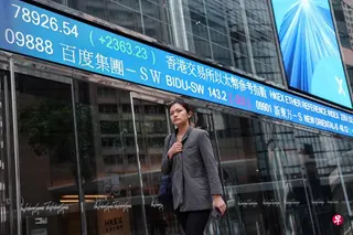 2月3日，香港中环的一块屏幕上显示恒生指数。 （路透社）
