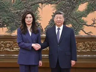 國民黨主席鄭麗文（左）10日在北京人民大會堂東大廳與中共總書記習近平（右）會面，...