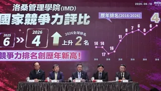 台行政院今天院會後舉行記者會，行政院長卓榮泰（中）、政務委員陳時中（左二）、季連...