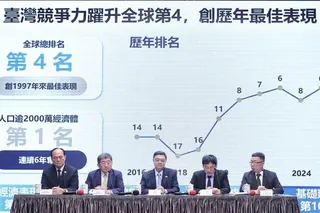 行政院今天院會後舉行記者會，行政院長卓榮泰（中）、政務委員陳時中（左二）、季連成...