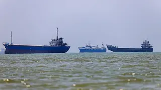 國營伊朗學生通訊社（ISNA）發放照片顯示，國際船舶在霍爾木茲海峽沿岸阿巴斯港（Bandar Abbas）錨泊）（18/6/2026）
