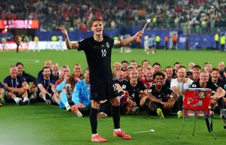 挪威隊長厄德高（Martin Odegaard）與隊友們在比賽結束後，跟現場球迷...