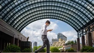 韩国股市在突破9000的自历史高点后回档，盘中重挫超过8%，因跌势过猛，进而再次触发熔断机制，暂停交易20分钟。（法新社档案照）
